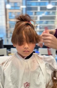 サイドの長さを細かく調整。丁寧なハサミ使いが光ります／横井拓徹さん（@yokkoi_beautician）提供