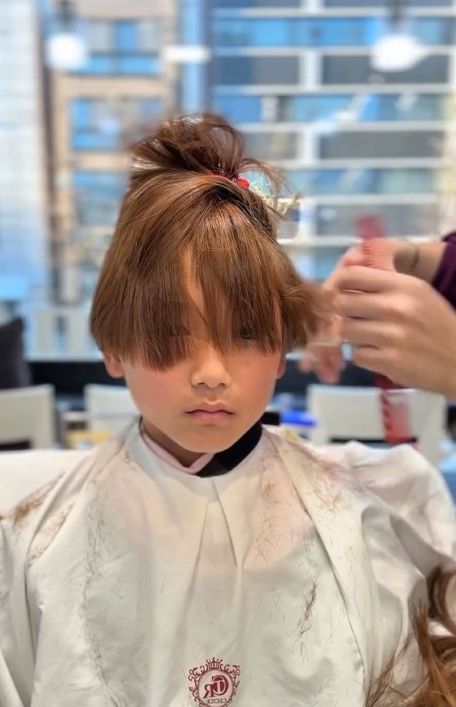 サイドの長さを細かく調整。丁寧なハサミ使いが光ります／横井拓徹さん（@yokkoi_beautician）提供