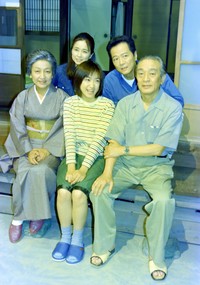 NHK朝ドラ「ほんまもん」（前列左から）小林千登勢さん、池脇千鶴、佐藤慶さん、（後列左から）風吹ジュン、根津甚八さん=2001年