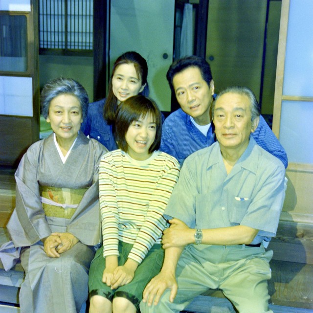 NHK朝ドラ「ほんまもん」（前列左から）小林千登勢さん、池脇千鶴、佐藤慶さん、（後列左から）風吹ジュン、根津甚八さん=2001年