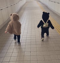 兄弟（左が兄、右が弟）そろって可愛いフードをかぶってずんずん歩く姿（なっつ3y+1yさん提供）