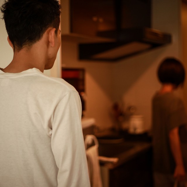 ストレスから妻に八つ当たりしてしまって…　※画像はイメージです（FineGraphics/photoAC）
