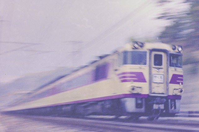 総社―豪渓間を疾走する初代やくもの１８１系気動車（小西さん提供）