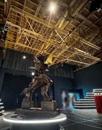 アトラスと同じ展示室には近代イタリアを代表する彫刻作品、ウンベルト・ボッチョーニ「空間における連続性の唯一の形態」も（君島彩子さん提供）