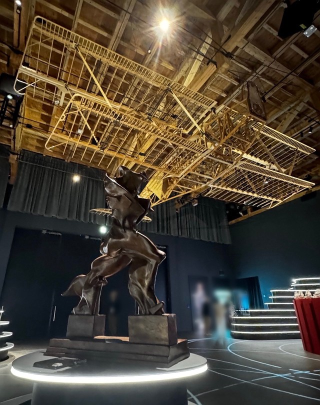 アトラスと同じ展示室には近代イタリアを代表する彫刻作品、ウンベルト・ボッチョーニ「空間における連続性の唯一の形態」も（君島彩子さん提供）