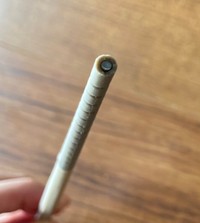 ガリガリとこすった際にコーティングが剥がれ、中の金属がむき出しになってしまった菜箸／ワーママさん（@5Xoe6VOn6BHa51k）提供