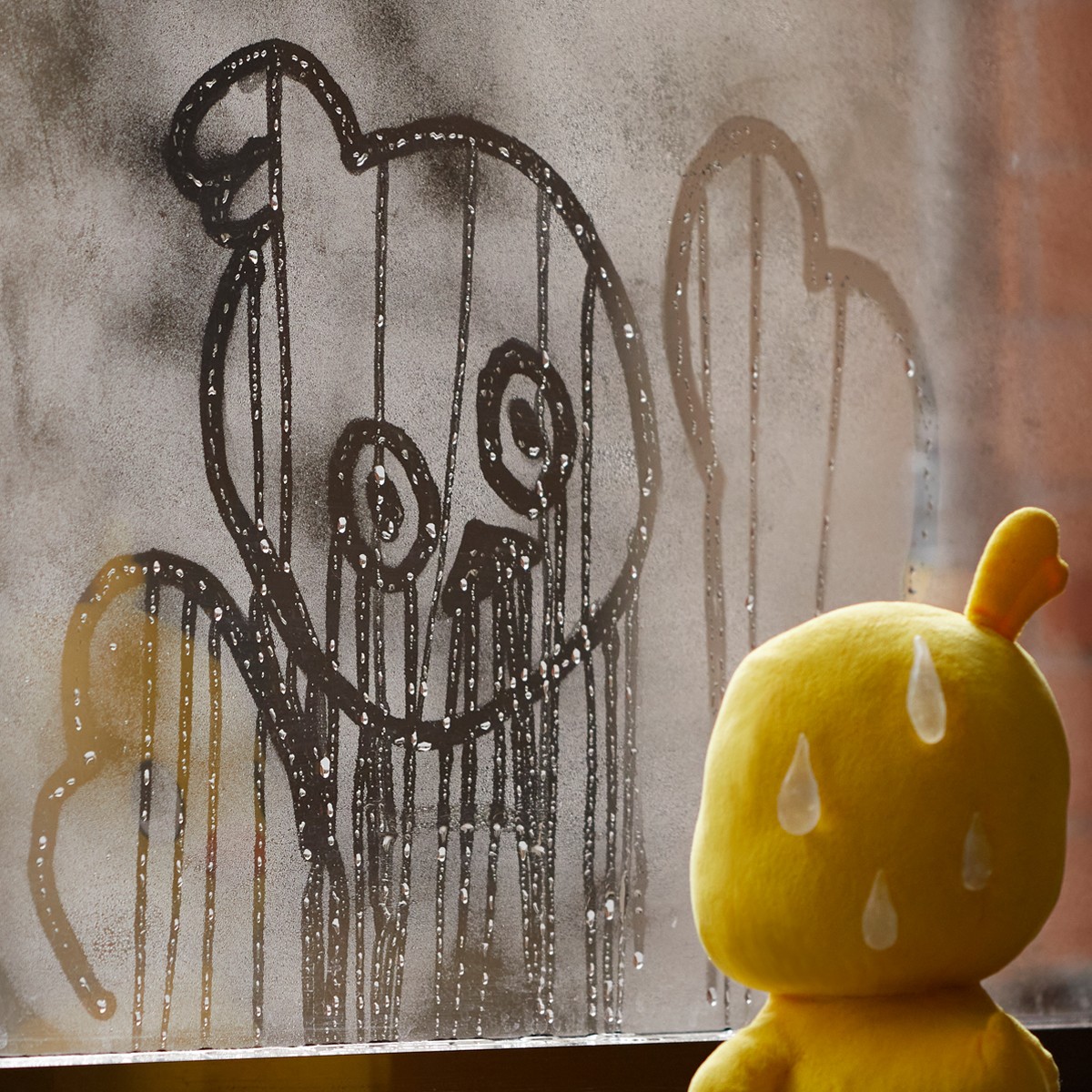 ひぃぃぃ！」水滴で曇ったガラスに誰が描いた！？溶けゆくひよこちゃん