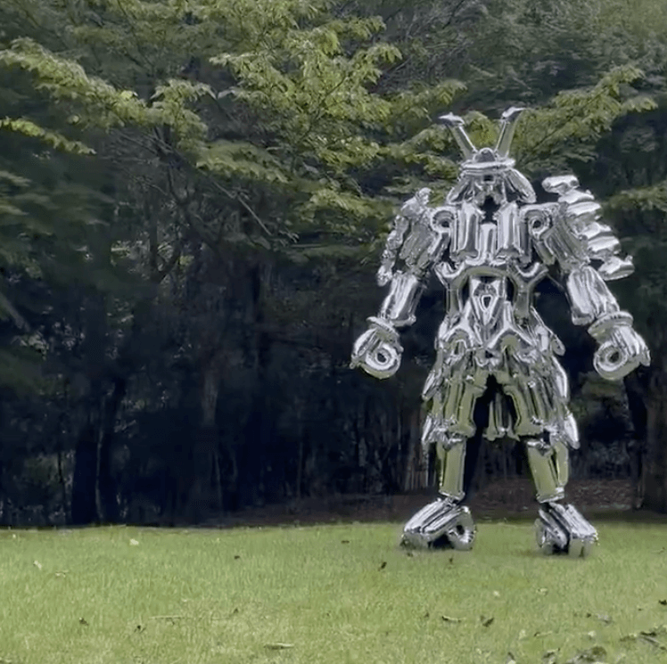 木々をバックに仁王立ちのスーパーヒーロー？シルバーに光る甲冑が格好良くて、結構大きく見えますね（写真提供：安居さん）