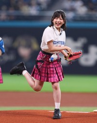 投球するAKB48・川村結衣＝エスコンフィールド北海道