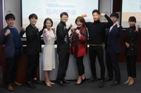 マッスルポーズを決める（左から）マノヒバ・ジャパンの西和也代表、オガトレ氏、奥野史子氏、エール管弦楽団の鯵坂圭司代表、川上智子教授、ＡＫＩＨＩＴＯ氏、ＮＯＫ社の中田匡祐氏、早大ビジネススクールの大木博子氏＝都内