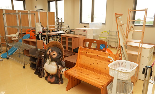 草津市がメルカリに出品した木製チェアやたぬきの置物など（同市馬場町・市立クリーンセンター）
