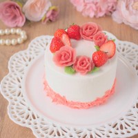 小さい苺と小さいバラの小さいケーキ＝「杏仁豆風」さんのX（@sweet_s_teews）より