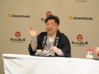 近江ちゃんぽんを実食し、その美味しさを「ウーマです！」と絶賛するダイアン・ユースケ