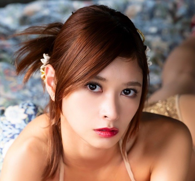 グラビア雑誌『sabra』第6号の表紙と巻頭グラビアを飾った山田あい