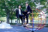 コメディーユニット「ゲンタケ」として活動する本郷弦さん（右）、勢登健雄さん（提供）