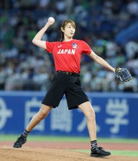 始球式を務めたバレーボール女子元日本代表の狩野舞子さん=神宮