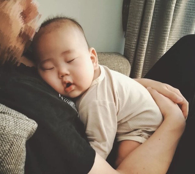 パパの抱っこで気持ちよさそうに眠る、ちけ君（提供：＠___bebita0509さん）