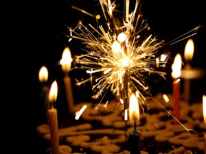 20歳の誕生日に友人の歳を追い越した。彼女にロウソクを渡したい