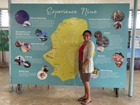 ニウエの地図と観光局の職員