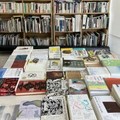 手前の面陳が里山社の出版物。奥の本棚が閲覧用の蔵書