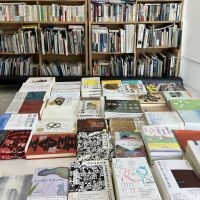 手前の面陳が里山社の出版物。奥の本棚が閲覧用の蔵書