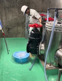 水抜き作業をしている様子（提供：入善町）