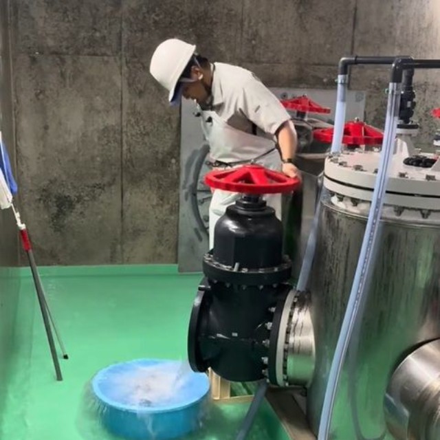 水抜き作業をしている様子（提供：入善町）