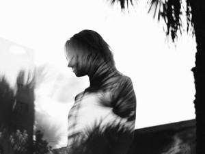 美人と要らぬ称賛を受け止めているのに、黙ると愛想が悪いと言われる