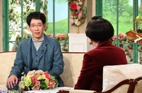 「徹子の部屋」に出演する野間口徹（左）と司会の黒柳徹子＝テレビ朝日提供