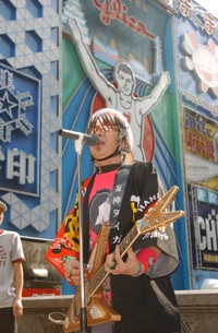 阪神タイガースの法被を着て大阪・道頓堀の戎橋でゲリラライブを敢行した覆面ユニット「ＬＯＶＥ　ＪＥＴＳ」の忌野清志郎さん(2003年７月撮影)