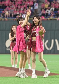 台湾プロ野球・楽天のチアグループ「Rakuten Girls」の高橋佳帆(左)とインルー＝東京ドーム