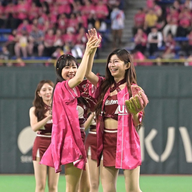 台湾プロ野球・楽天のチアグループ「Rakuten Girls」の高橋佳帆(左)とインルー＝東京ドーム