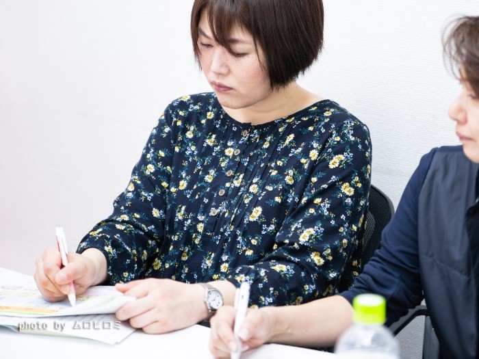 （右）鈴木さん。アニドネスタッフに誘われて加入してくださいました。あらゆる犬に好かれる頼りになる方です。(左)佐倉さん。映画『犬ヶ島』とアニドネのコラボ企画をきっかけにアニドネを知り、ボランティアを希望されました。意志を持って行動されています