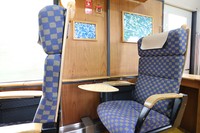 車内の椅子や壁などにも飫肥杉が使われている