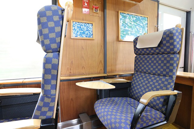 車内の椅子や壁などにも飫肥杉が使われている