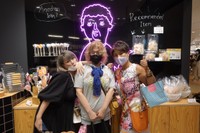 気合いを入れた普段着でキャンディ配りに挑んだイメージレディ「あめおばちゃん」