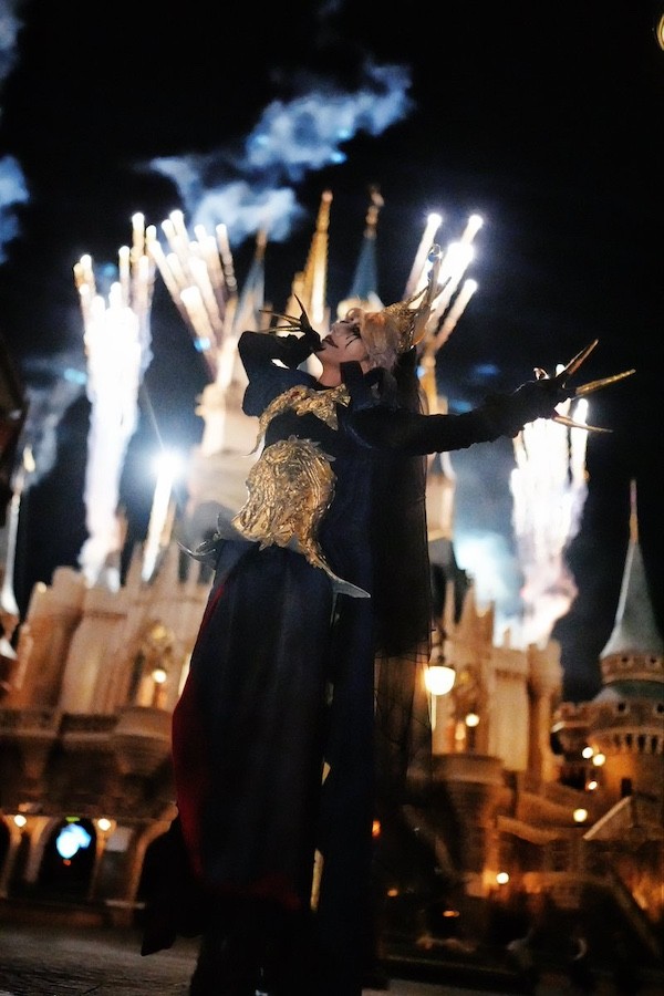 「ディズニー・ハロウィーン」にて。「ディズニーツイステッドワンダーランド」ヴィル・シェーンハイトのコスが美しいMIKECHIさん（画像提供： MIKECHIさん　撮影：くゎっきさん @kuwa1031spb）