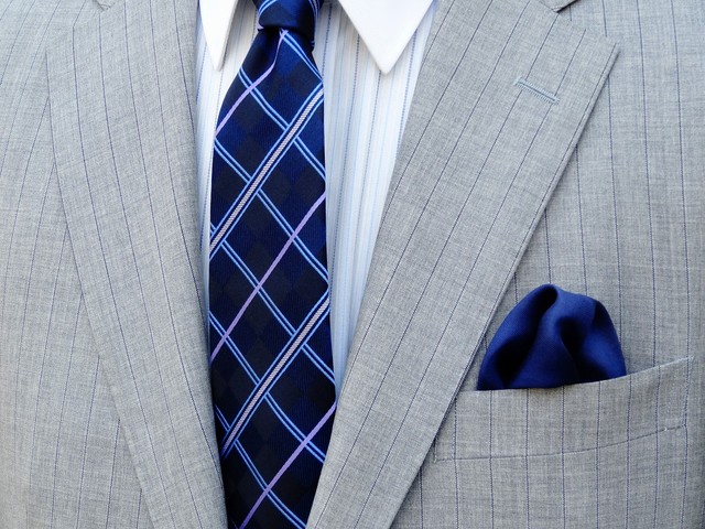 パフドスタイルのポケットチーフ 画像はイメージ（Paylessimages/stock.adobe.com）