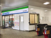 近鉄・伏屋駅の改札に隣接するファミリーマート