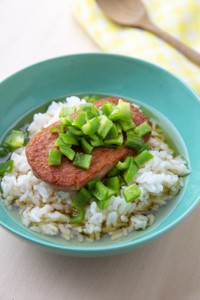 刻みピーマンと焼いたスパムのスープかけご飯（提供・土居麻紀子）