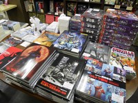 ネオ書房＠ワンダー店の陳列テーブル＝東京・神保町