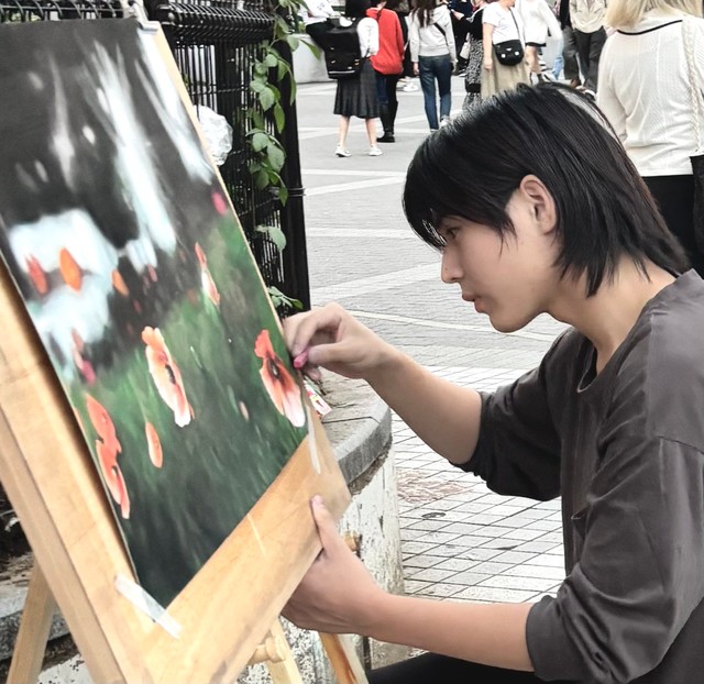 創作活動に励む「海をかくひと」さん