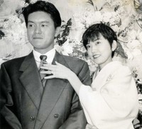 結婚会見を終えたヒロミ（左）を気遣う松本伊代＝1993年