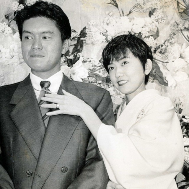 結婚会見を終えたヒロミ（左）を気遣う松本伊代＝1993年