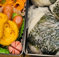 娘さんの「ピクニックしたい」という一言から45分で完成したお弁当。ナポリタンやお花ウインナー、おにぎりなどが詰められている／とりさん（@torisan_null）提供＝画像をトリミングしています