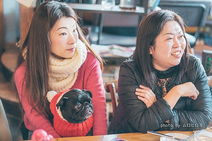 写真右側が前田陽子さん。カタログや広告の製作現場から、政党広報、海外向け通販サイト運営を経て、現在は外科系の学術団体の事務全般を担当。休みを使ってボランティア活動に参加中