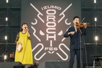 ハンバートハンバートの佐野遊穂さん（左）と佐藤良成さん＝島根県出雲市内（ｍｉｙａｗａｋｉｋｏｕｔａ撮影）