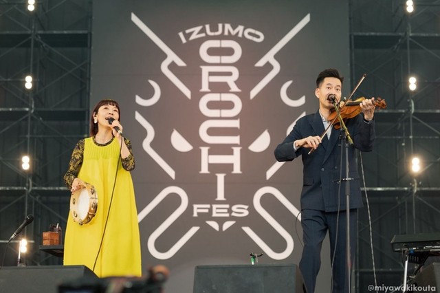 ハンバートハンバートの佐野遊穂さん（左）と佐藤良成さん＝島根県出雲市内（ｍｉｙａｗａｋｉｋｏｕｔａ撮影）