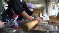 地域の食文化を学ぶ　小学生がそば打ちに挑戦　岡山・真庭市
