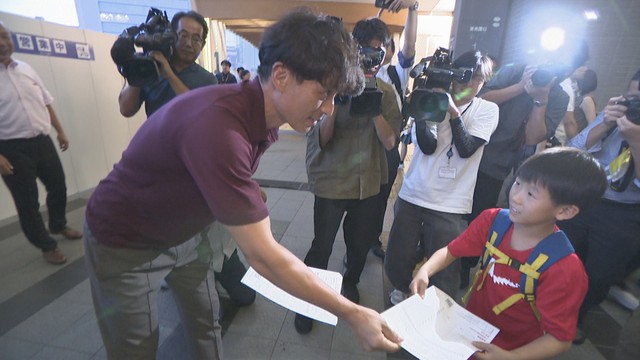 新スタジアム建設への署名を呼び掛ける宮本恒靖JFA会長